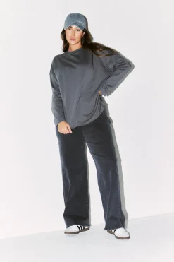 Fits Embroidered Crew Neck Long Sleeve T-Shirt